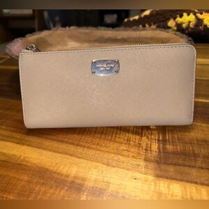 Michael Kors EUC Jet Set L-Zip Wallet